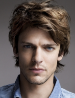 2013 men professional hairstyle with layers and long side bangs.PNG
