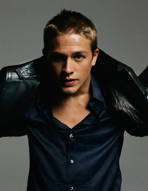 Hot actors wallpaper pictures of Charlie Hunnam with his very short haircut with spiky top
