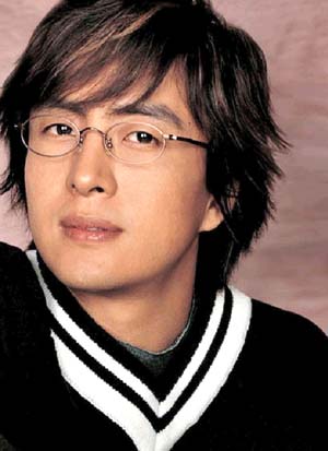 Asian actor Bae Yong Joon with layered medium long haircut

