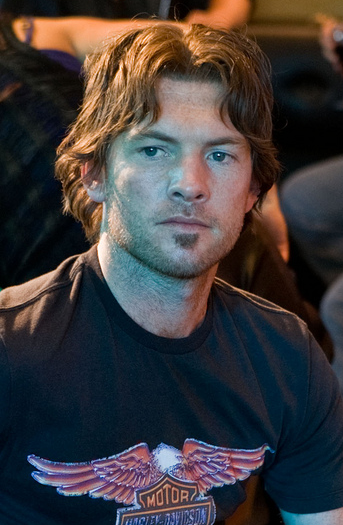Sam Worthington as Jake Sully with his medium long wavy hairstyle with and long wavy side bangs.PNG
