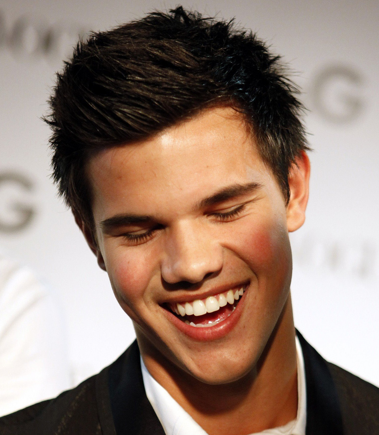New Taylor Lautner with his trendy short hairstyle with spikes.PNG
