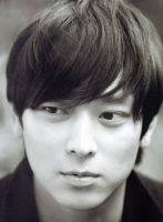 Medium short Asiam men hairstyle with very long bangs and medium short length in the back.PNG