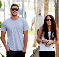 Liam Hemsworth fiance.PNG