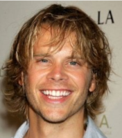 Men layered hairtsyle wtih long length and very long bangs.PNG