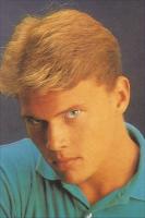 Short Wavy Hair Style, blonde_90s men hairstyle