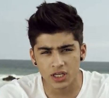 Young Zayn Malik pictures with his cute short haircut and wavy bang with layers.JPG
