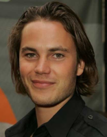 Cute medium long hairstyle for man with long side bangs.PNG