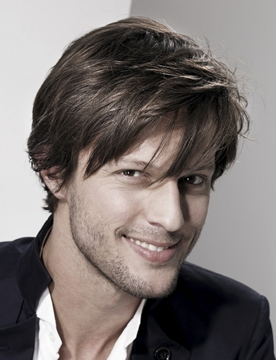 Sex men hairstyle with very long layered bangs and medium short hair in.PNG
