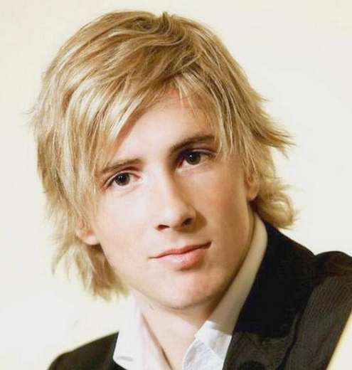 Men blonde hairstyle with medium length hair with full of layers and long side bangs.PNG
