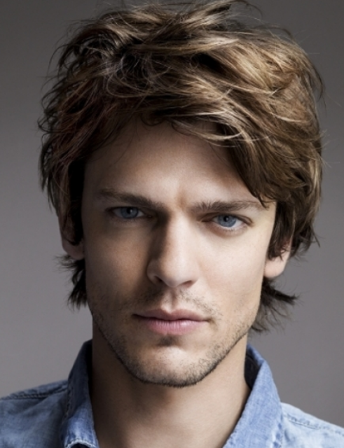 2013 men professional hairstyle with layers and long side bangs.PNG