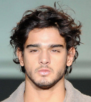 2013 messy look men hairstyle with  medium short hair and long wavy side bangs.PNG