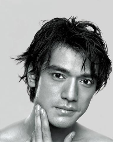 Asian celebrity: Takeshi Kaneshiro with medium layered & wavy hair style, black
