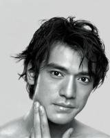 Asian celebrity: Takeshi Kaneshiro with medium layered & wavy hair style, black