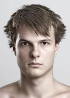 Men wavy and spiky hairstyle with long bangs_man short hair.jpg
