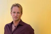 Men blonde hairstyle with long side bangs_men short hairstyle.jpg