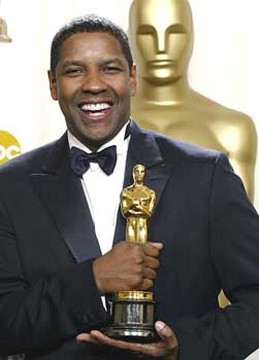 Denzel Washington holding a oscar prize_oscar winner for Trainging Day movie.jpg
