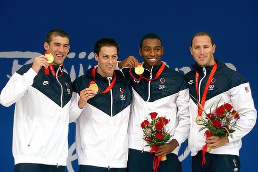 Michael Phelps, Garrett Weber-Gale, Cullen Jones and Jason Lezak with hair short haircuts holding the gold medal in Bejiing 2008
