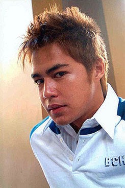 young Asian men hairstyle with spiky hair_trendy haircut