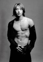 Jung Ji Hoon Rain medium layered hairstyle with long bang.jpg