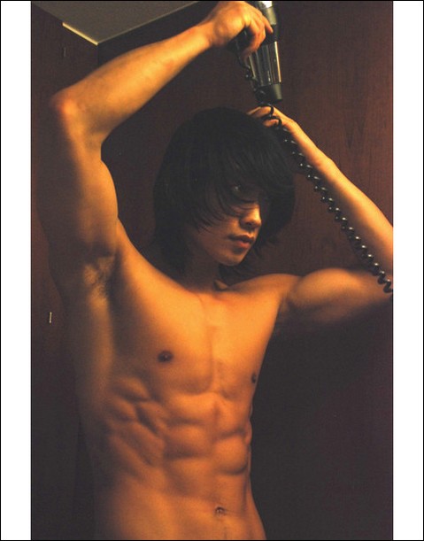 Joo Ji-Hoon nude picture_almost nude.jpg