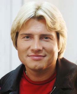 middle age men hairstyle with medium length and long side bangs.jpg
