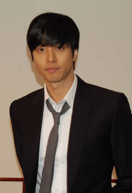 Lee Dong Gun with very short hair.jpg
