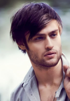 2014 hot actors pictures of Dough Booth with his medium short layered haircut_sexy 2014 actor hairstyle.PNG