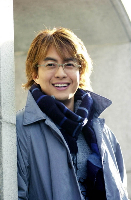 Bae Yong Joon photos with light color hairstyle with long bangs
