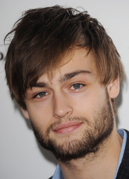 Douglas Booth picture with short layered hairstyle with long messy bangs.PNG
