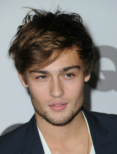 Douglas Booth with short layered hairstyle with a messy hairstyle and long swept bangs.PNG

