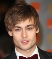Douglas Booth photos with his medium haircut with long layered bang.PNG
