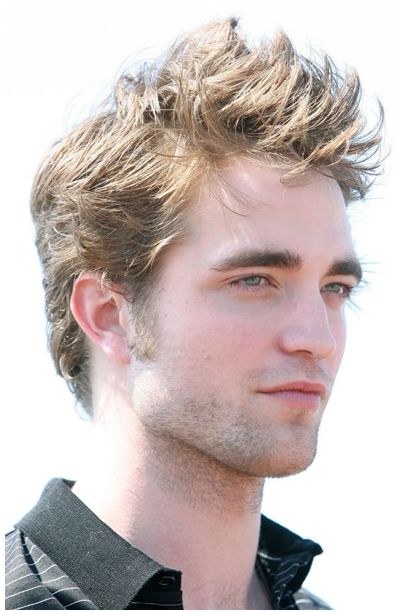 Robert Pattinson 2009 with his short spiky hairstyle.JPG
