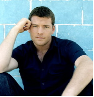 Sam Worthington with short layered hairstyle.PNG