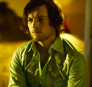 Sam Worthington with wavy long hairstyle and long wavy side bangs.PNG