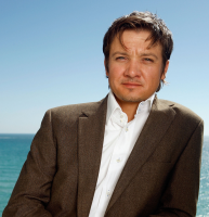 Jeremy Renner actor with his medium hairstyle.PNG