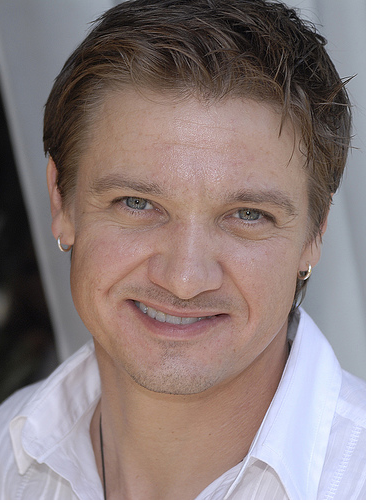 Jeremy Renner with short layered and wavy haircut.PNG
