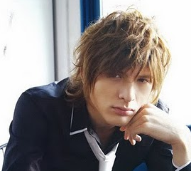 Young men messy trendy hairstyle photo with very long bang and layers.PNG
