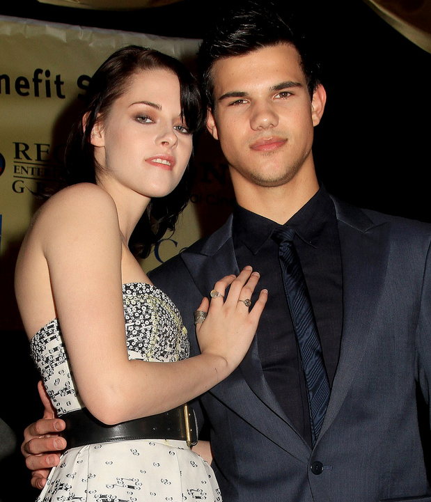 Taylor Lautner and Kristen Stewart picture.PNG
