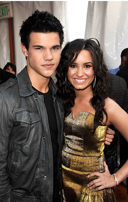 Taylor Lautner's girlfriend picture.PNG
