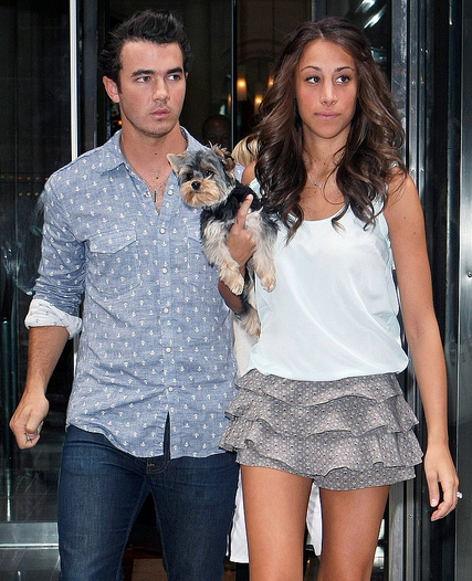 Kevin Jonas and Danielle Deleasa photo.PNG
