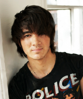 Picture of Kevin Jonas with straight hairstyle and layers.PNG

