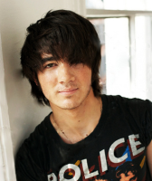 Picture of Kevin Jonas with straight hairstyle and layers.PNG