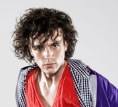 Men medium long wavy hairstyle with long bangs.PNG
