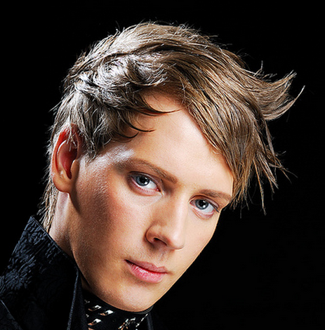 Men layered hairstyle with long swept bangs.PNG
